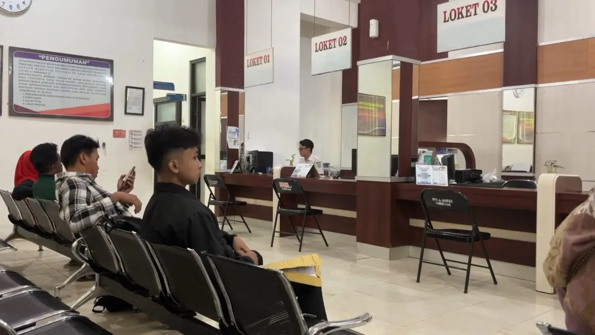 PELAYANAN: Pelayanan administrasi kependudukan di Disdukcapil Lumajang. (IKBAL/RAME)