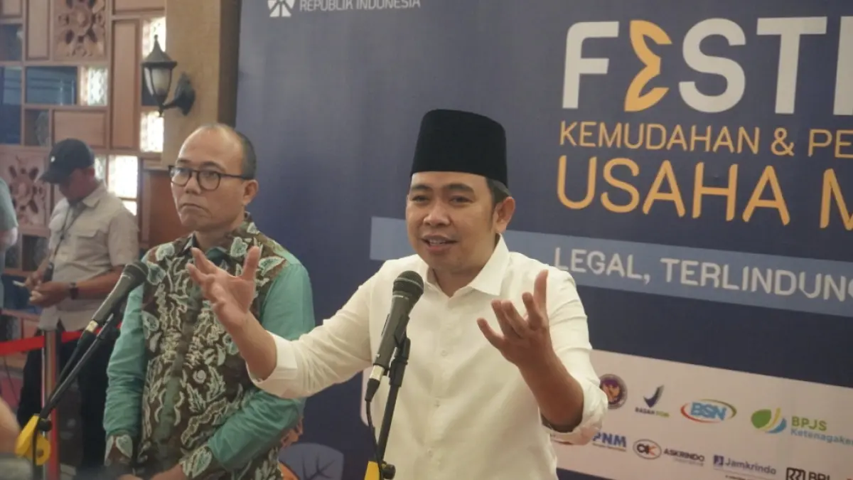 Plt. ​Deputi Bidang Kewirausahaan Kementerian UMKM RI, Riza Damanik, (kiri) dan Bupati Jember Gus Fawait, saat memberikan keterangan terbuka, di sela-sela Festival Kemudahan dan Perlindungan Usaha Mikro, di Sariutama, Jember, (21/7). (Maulana/JPRJ)
