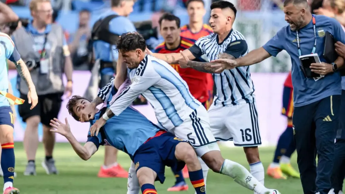 Keributan antara Leandro Paredes yang membantik Gavi pascafinal Piala Dunia 2026, Senin (20/7/2006). (TyC Sports)