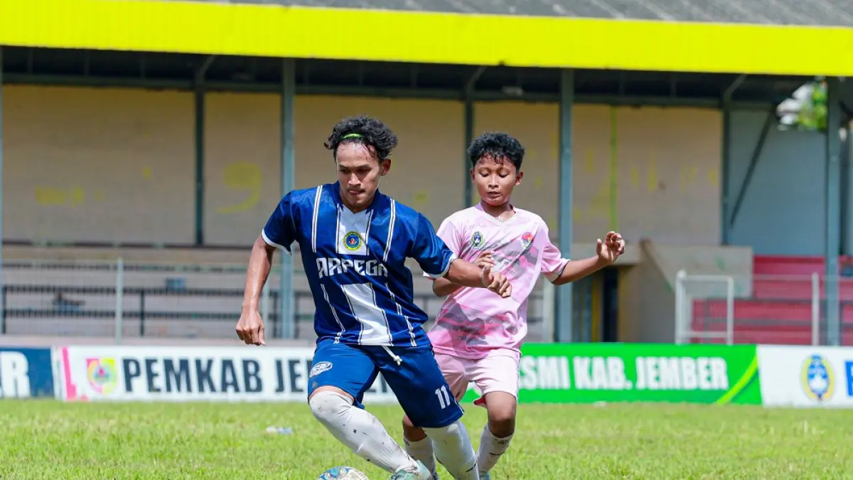 BEREBUT BOLA: Pertandingan Galasiswa tingkat pelajar antara SMPN 3 Tanggul melawan SMPN 3 Jember di Stadion Notohadinegoro, pada April lalu. Askab PSSI Jember juga menggelar Liga Pelajar Jember yang terdapat sistem divisi. (ND SPORT)