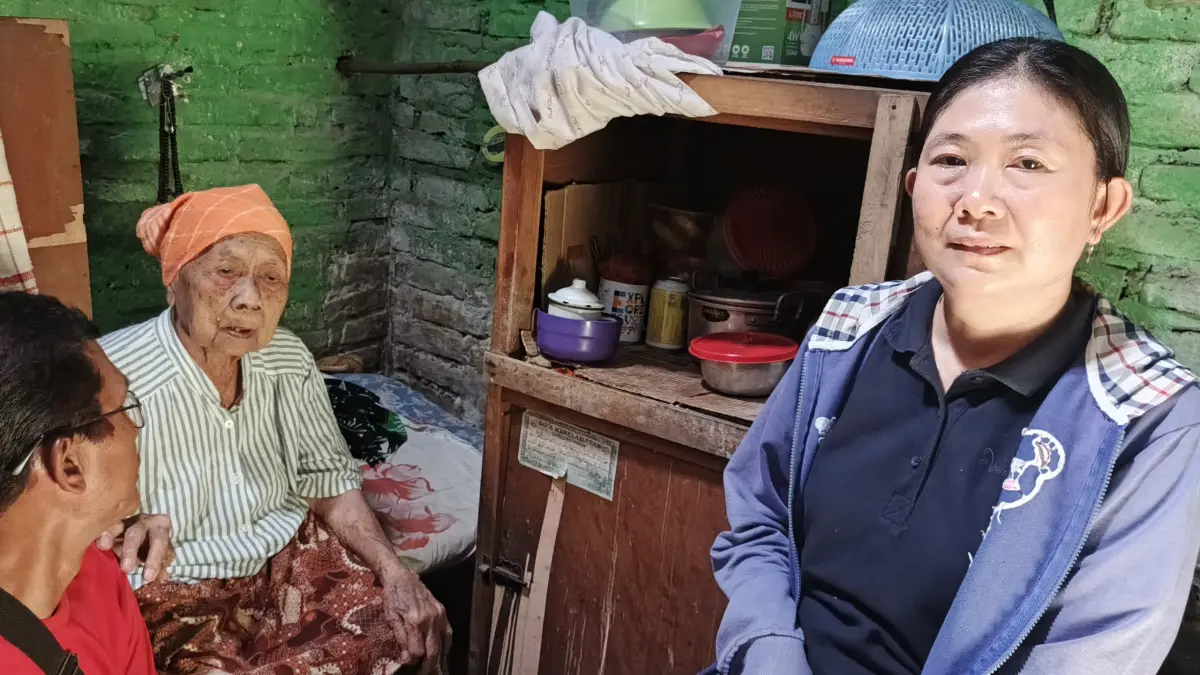 Cece Lista (kanan), ditemani ketua RT dan petugas kesehatan dari Puskesmas Ambulu, saat mengunjungi kediaman nenek Ruqiyah, 87, lansia asal Dusun sentong, Desa Karanganyar, Kecamatan Ambulu, Jember, Senin, (13/7). (Maulana/JPRJ)