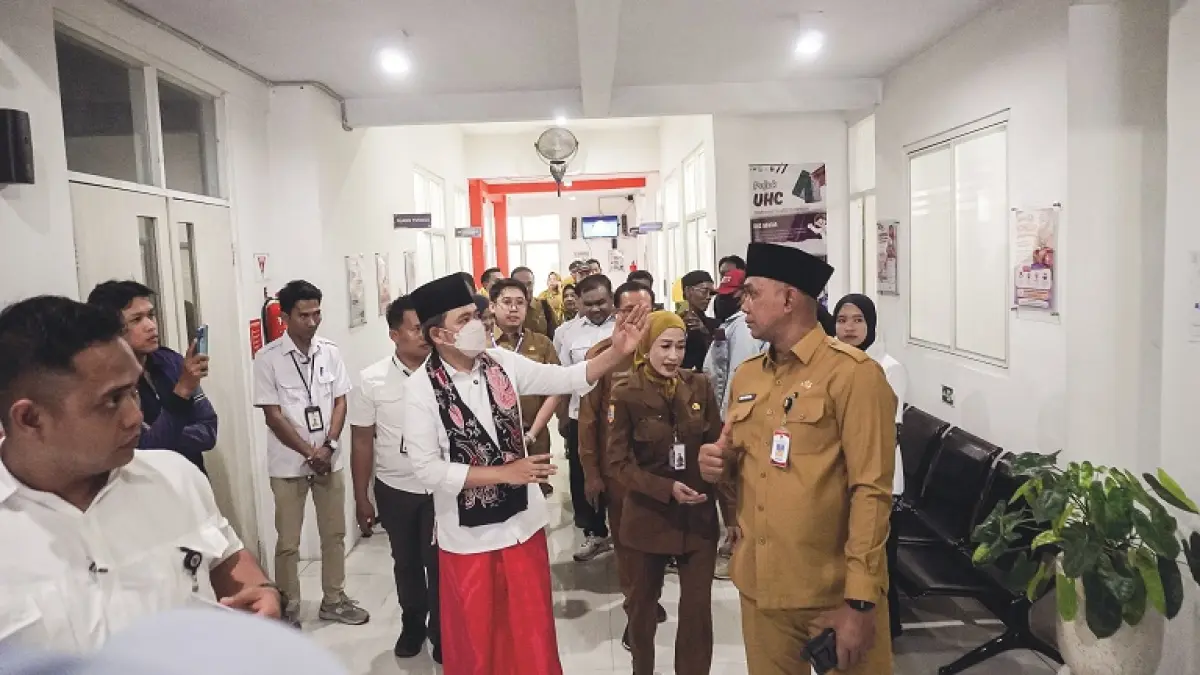 CEK KESIAPAN: Bupati Gus Fawait inspeksi Puskesmas Pakusari dalam giat Bunga Desaku Pakusari, Selasa (21/7). (MAULANA/RADAR JEMBER)