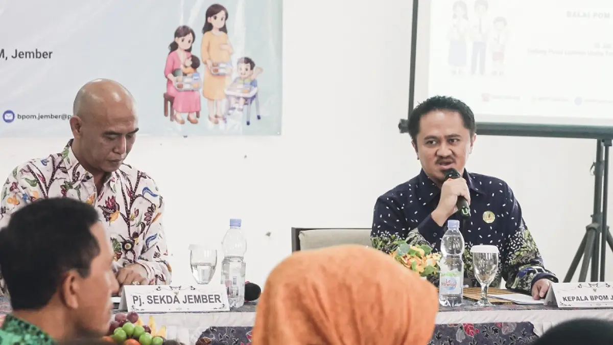 DICEGAH: Pj Sekda Jember Achmad Imam Fauzi saat memberikan arahan kepada peserta calon kader keamanan pangan yang dibentuk Balai Pom di Jember di Gedung PLUT-KUMKM, kemarin (23/7). (SIDKIN ALI/RADAR JEMBER)