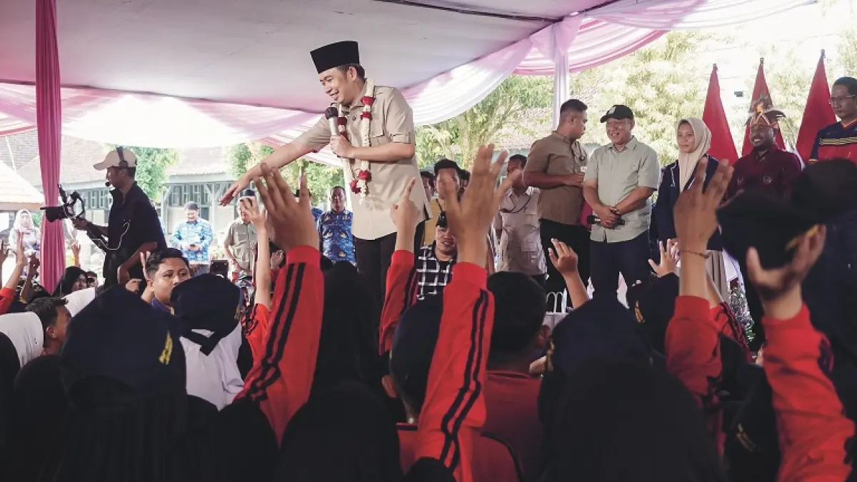 SAPA PARA SISWA: Momen pecah tawa Gus Fawait saat bertemu para pelajar putih abu-abu, saat program Guse Menyapa, di SMPN 1 Jember, belum lama ini, (17/7). (MAULANA/RADAR JEMBER)