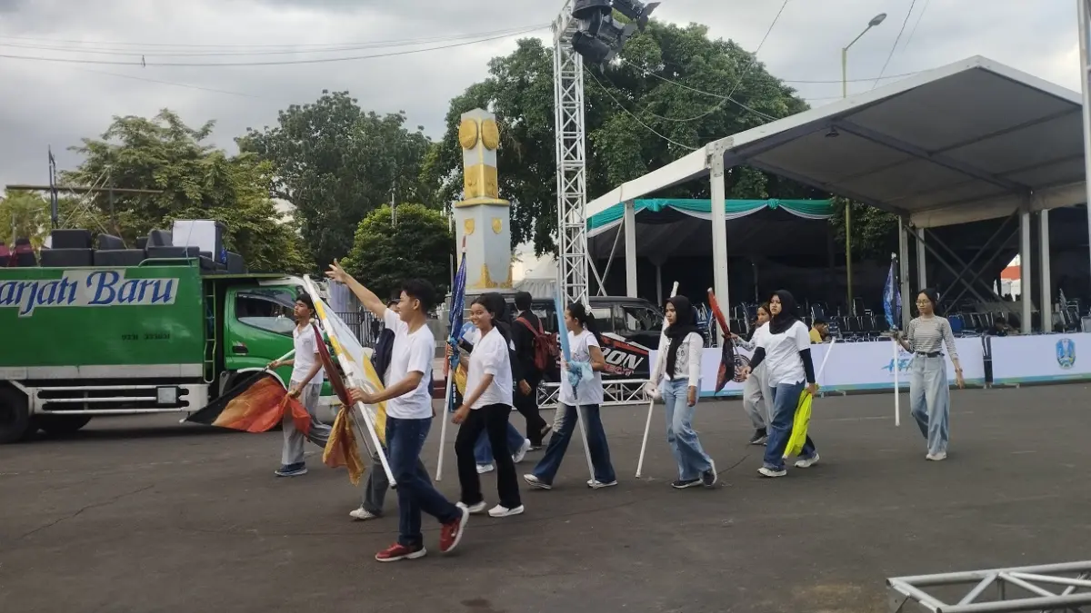 SIAP TAMPIL: Para defile JFC mulai menyiapkan perlengkapannya di Jalan Sudarman, kemarin (23/7). Pada moment JFC, Jalan Sultan Agung dan Gajah Mada akan ada mekanisme buka tutup. (YULIO FA/RADAR JEMBER)