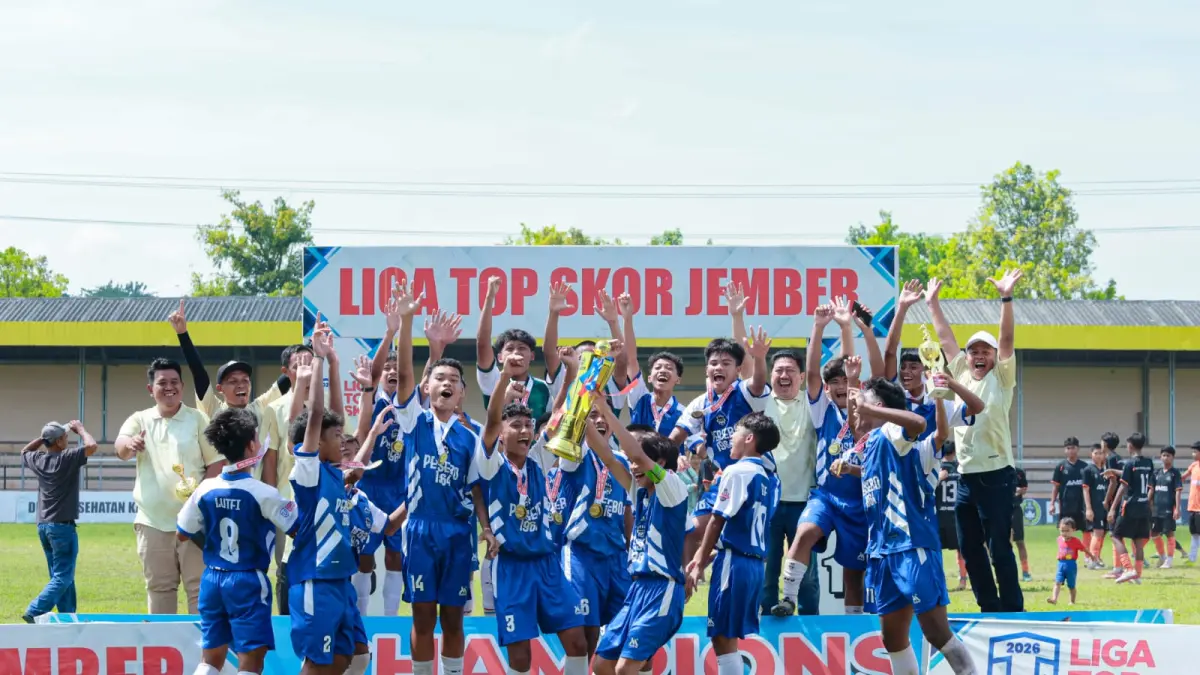BAHAGIA: Pemain U-16 Persebo 1964 bersama manajemen dan staf kepelatihan merayakan gelar juara back to back Liga Top Skor Regional yang digelar di Jember beberapa waktu lalu.(ASKAB PSSI BONDOWOSO)