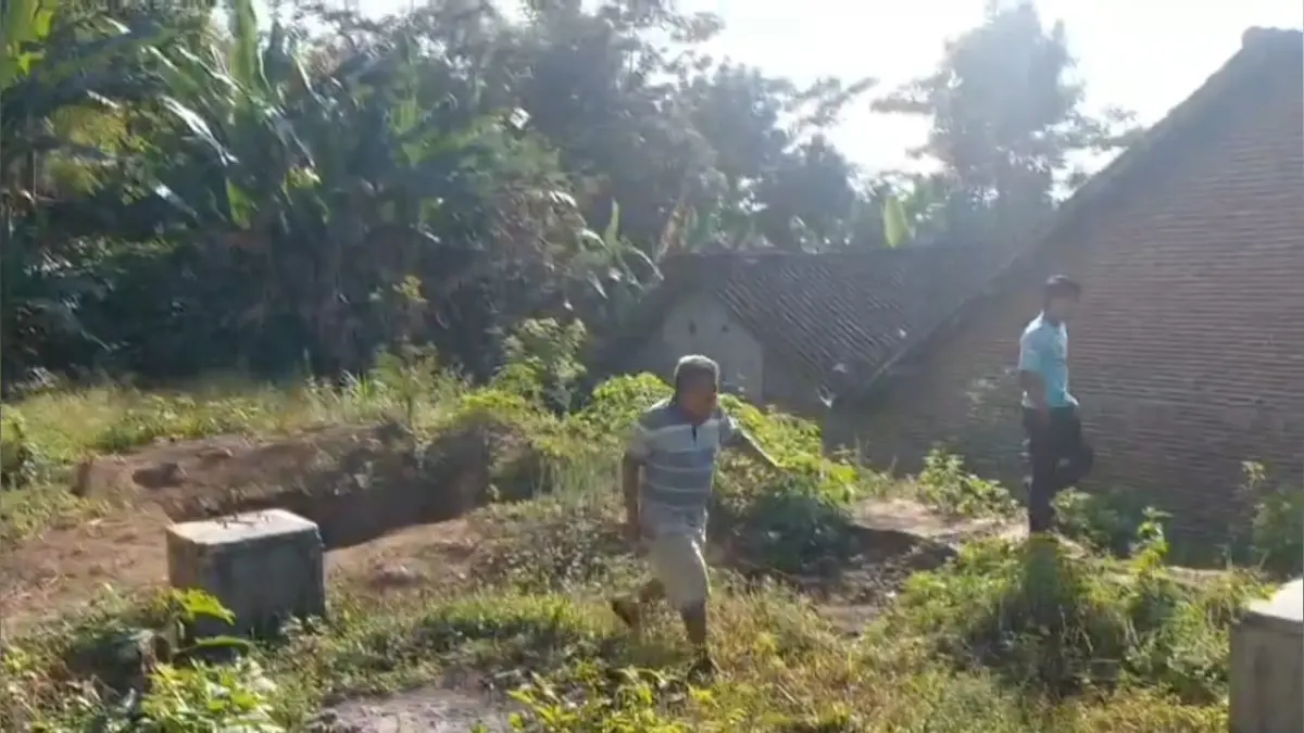 DIKELUHKAN: Tangkapan layar lokasi pembuangan sampah dapur MBG yang berada di dekat permukian warga di Desa Candijati, Kecamatan Arjasa. (warganet)