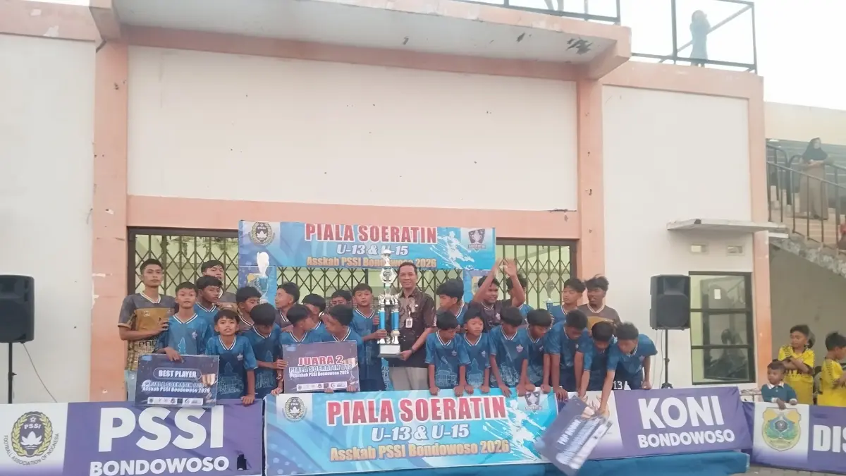Gede Budiawan bersama sejumlah pesepak bola andalan Bondowoso