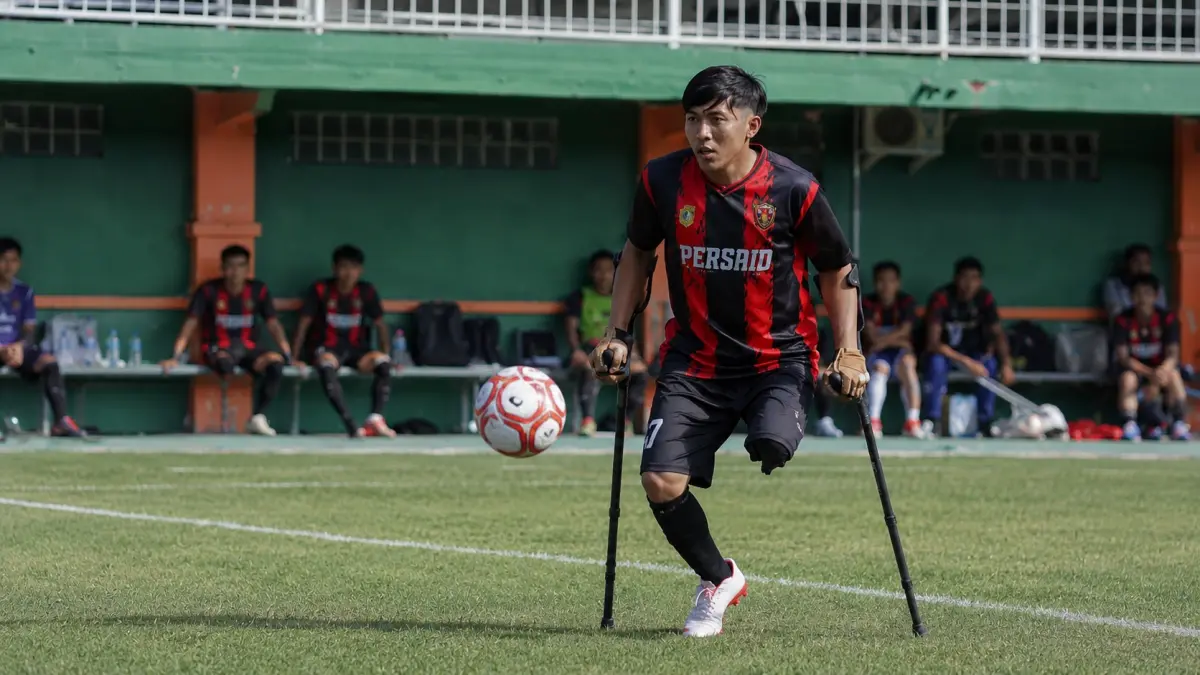 JUARA: Salah seorang pemain Persaid Jember saat bertanding melawan Persekabo Bogor, kemarin (24/7). Pertandingan perdana menang 10-0. (PSAI)