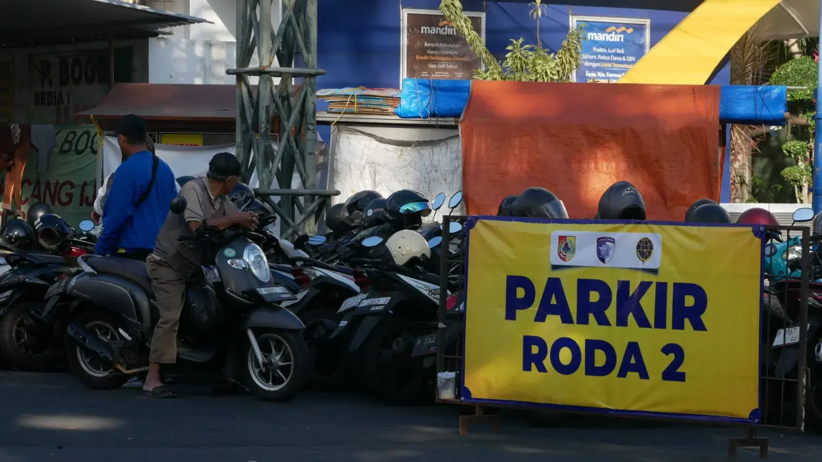LAHAN PARKIR: Lokasi parkir di samping Bank BRI dan Mandiri Alun-Alun Jember bisa dimanfaatkan masyarakat yang ingin menonton JFC. (SIDKIN ALI/RADAR JEMBER)