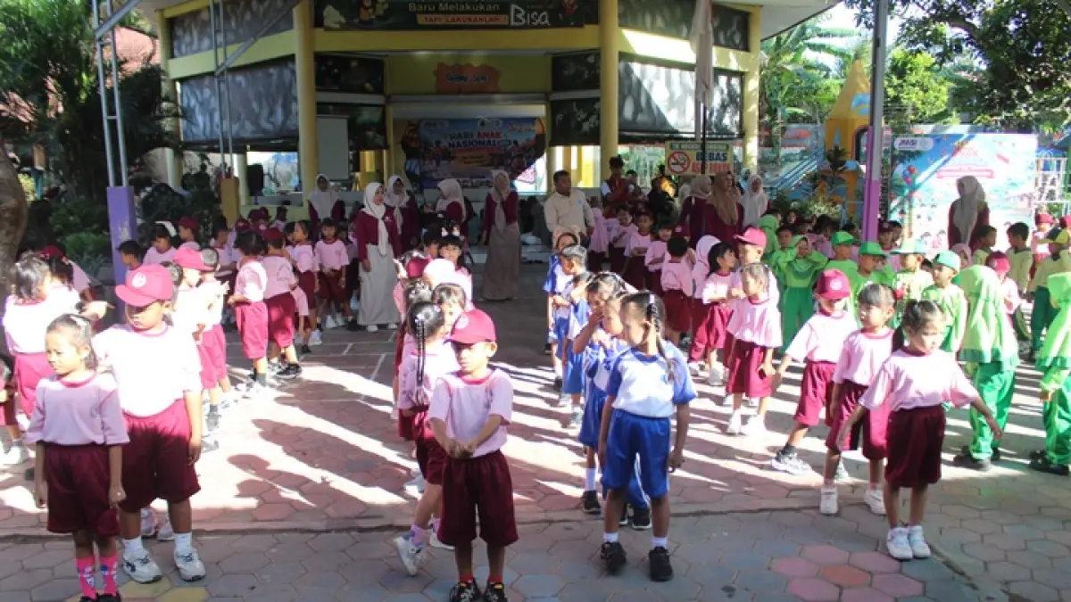 SEMANGAT: Sejumlah anak saat mengikuti senam bersama, kemarin (23/7).(FAQIH HUMAINI/RADAR IJEN)