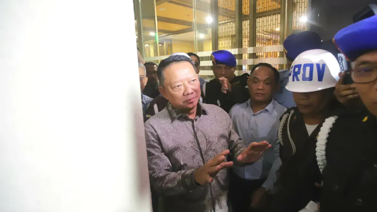 Tersangka dugaan korupsi TPPU yang juga mantan Jaksa Agung Muda Tindak Pidana Khusus (Jampidsus) Febrie Adriansyah didampingi Dr Yadyn Kajari Jember (kanan baju putih) usai menjalani pemeriksaan di Gedung Kejaksaan Agung, Jakarta, Jumat (24/7). (Dery Ridwansah/JawaPos.com)
