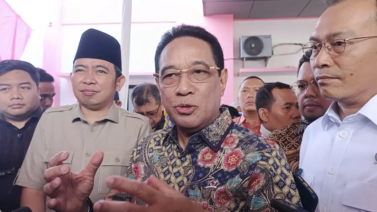 Wamenkes Benjamin P. Octavianus, ditemani Wakil Kepala BP Taskin Iwan Sumule (kanan), Bupati Gus Fawait (berkopiah), dan Anggota DPR Kawendra Lukistian (paling kiri), saat memberikan keterangan, usai meresmikan Homecare, di Puskesmas Sumberbaru, Jember, Jumat (24/7/2026). (Maulana/JPRJ)