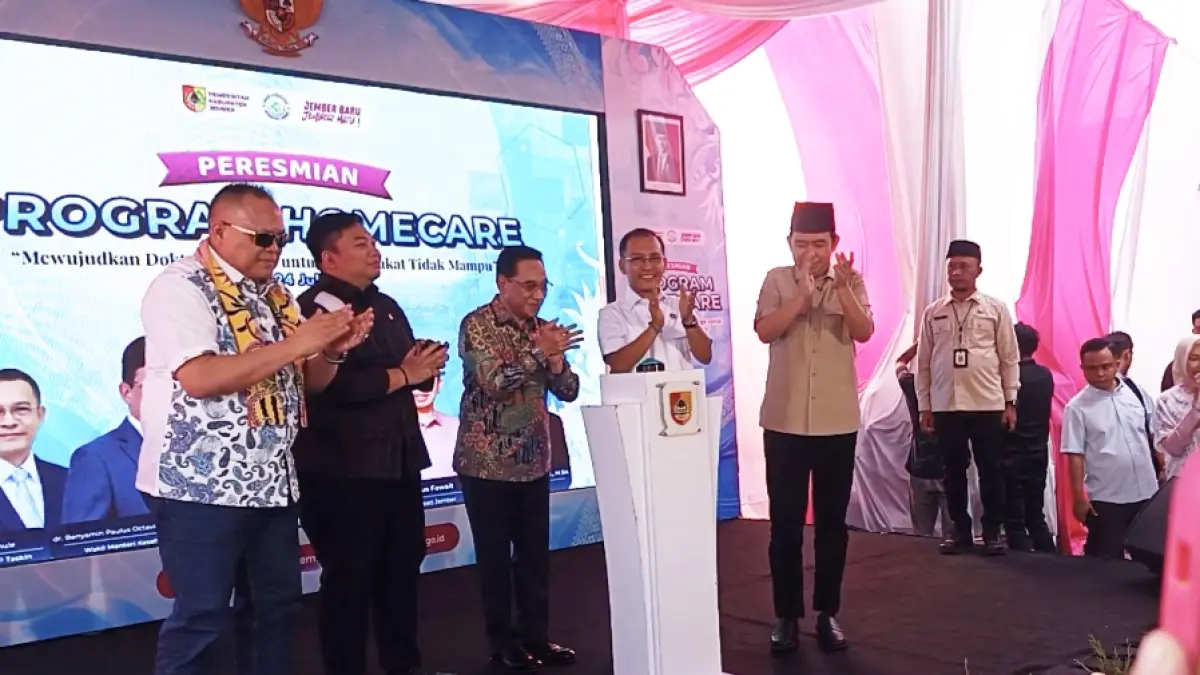 (Dari kanan) Bupati Gus Fawait, Wakil Kepala BP Taskin Iwan Sumule, Wamenkes Benjamin P. Octavianus, dan Anggota DPR Kawendra Lukistian, saat meresmikan Homecare, di Puskesmas Sumberbaru, Jember, Jumat (24/7/2026). (Maulana/JPRJ)