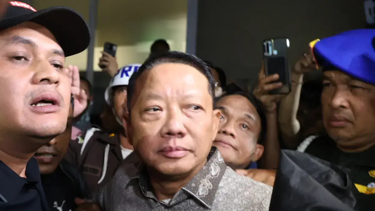 Tersangka dugaan korupsi TPPU yang juga mantan Jaksa Agung Muda Tindak Pidana Khusus (Jampidsus) Febrie Adriansyah usai menjalani pemeriksaan di Gedung Kejaksaan Agung, Jakarta, Jumat (24/7). (Dery Ridwansah/JawaPos.com)