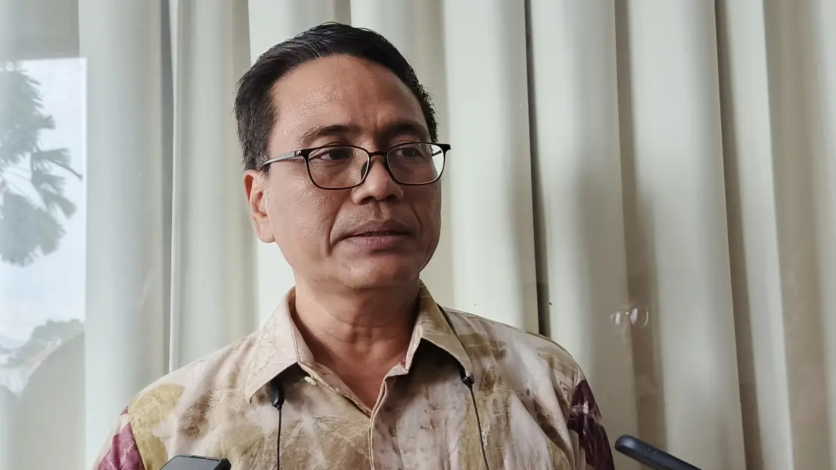 Hak anak itu tidak boleh digantung, apalagi dipersulit hanya karena urusan orang dewasa atau kendala birokrasi." Bambang Teguh Karyanto, Project Officer Migrant Care Jember. (MAULANA/RADAR JEMBER)

