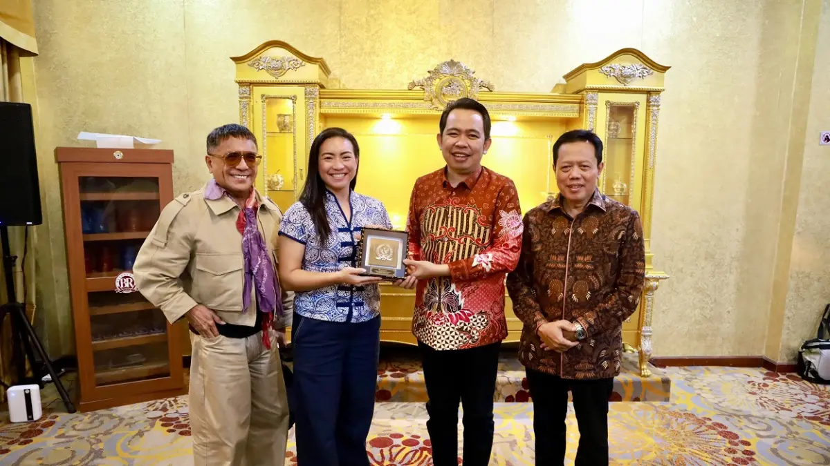 HANGAT: Bupati Gus Fawait saat menyambut kedatangan Wakil Ketua Komisi VII DPR RI, Rahayu Saraswati, saat menghadiri JFC 2026, di Pendapa Wahyawibawagraha, (25/7). Saat itu turut merapat Anggota DPR Fraksi PKB M. Toha, Utusan Presiden Bidang Pariwisata Zita Anjani, Bupati Lamandau Rizky A. Putra, hingga serta jajaran artis dan figur publik papan atas. (KOMINFO JEMBER)