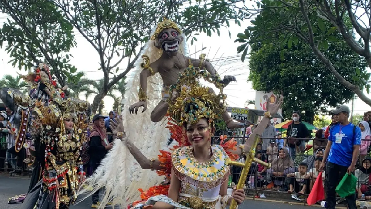 Manifestasi Dewi Saraswati; Simbol Ekosistem Pendidikan Holistik Diusung Siswi SMPN 1 Bondowoso Di Jember Fashion Carnaval