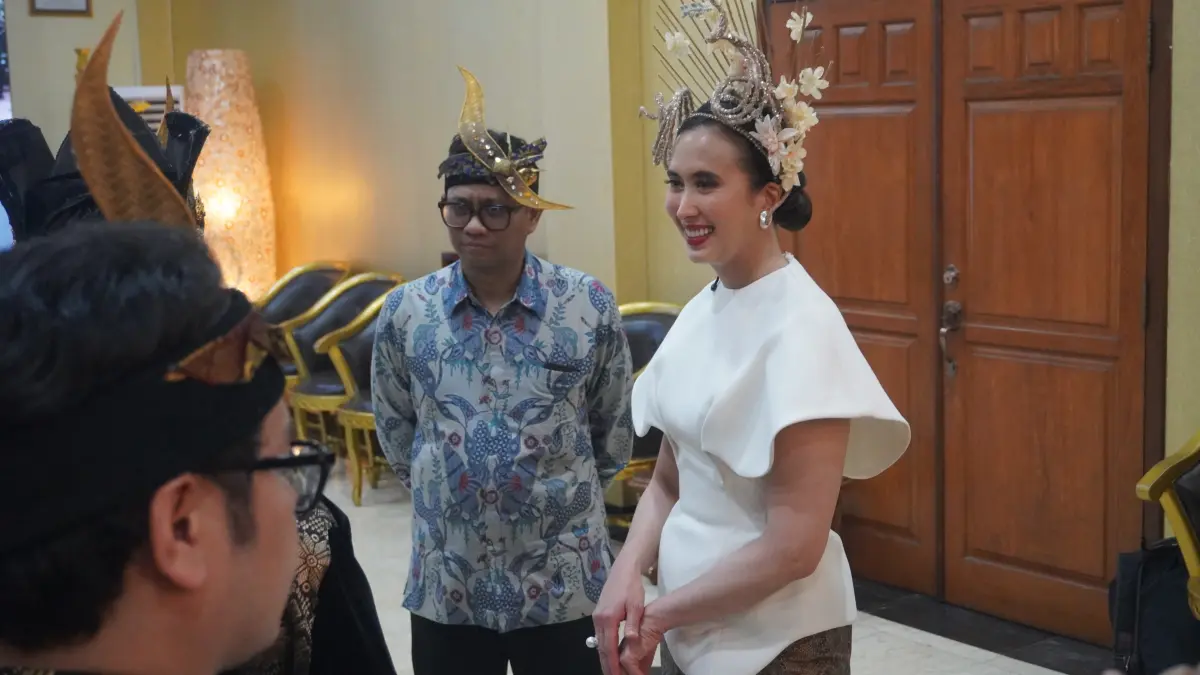 Menteri Pariwisata RI, Widiyanti Putri Wardhana, usai memberikan keterangan terbuka, di sela-sela perhelatan JFC, di Pendapa Wahyawibawagraha Jember, Minggu, (26/7/2026). (Maulana/Radar Jember)