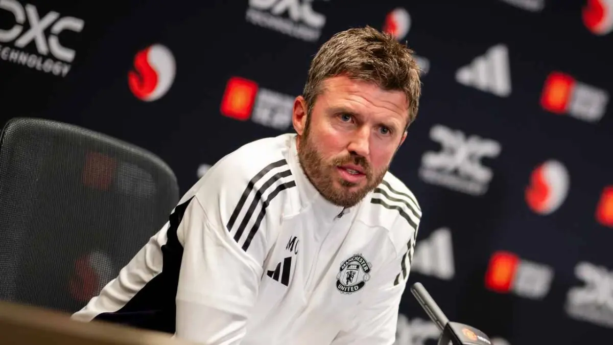 Michael Carrick berbicara dalam konferensi pers setelah resmi ditunjuk sebagai pelatih kepala Manchester United. (Manchester United)