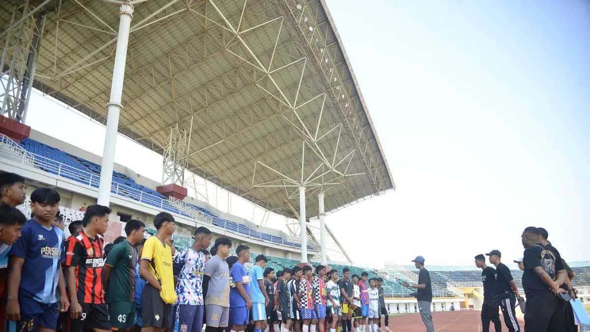 PROFESIONAL: Jajaran tim Seleksi Sepak Bola Jember untuk Popda Jatim 2026 di Stadion Jember Sport Garden (JSG), kemarin (26/7). (SIDKIN ALI/RADAR JEMBER)
