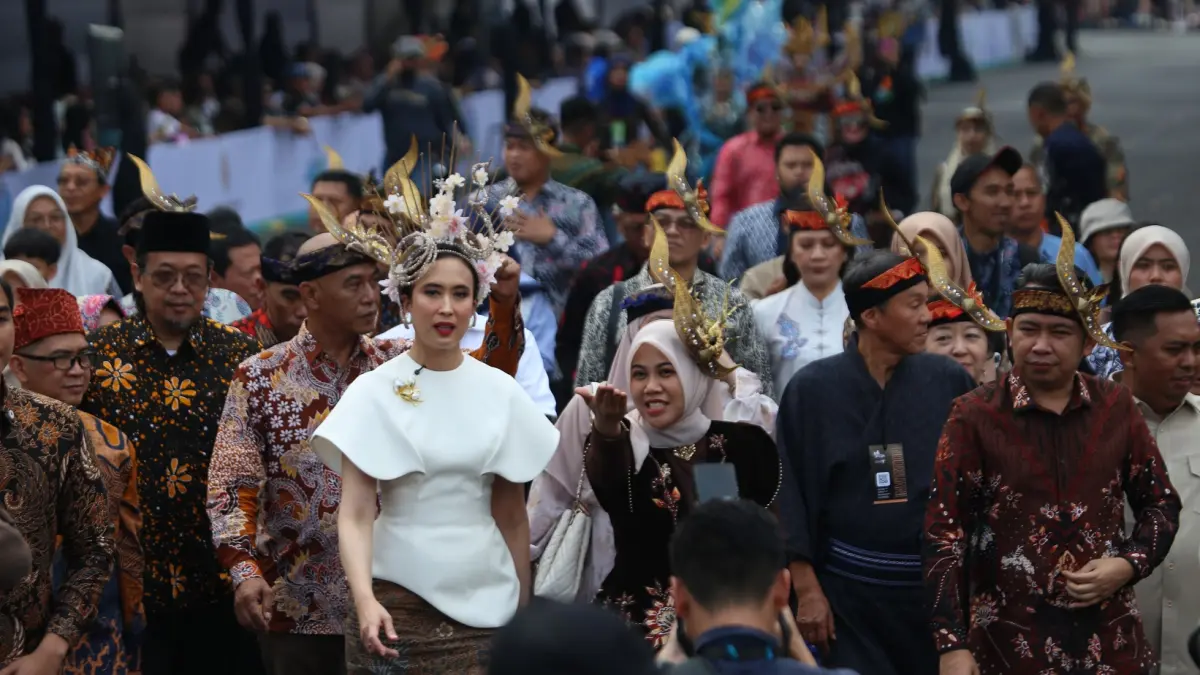 SIAP DUKUNG PENUH: Momen Menpar Widiyanti P. Wardhana, ditemani Ketua TP PKK Ning Ghyta Eka Puspita, saat menyaksikan langsung perhelatan JFC, di Alun-alun Jember (26/7). (TRI JOKO/RADAR JEMBER)