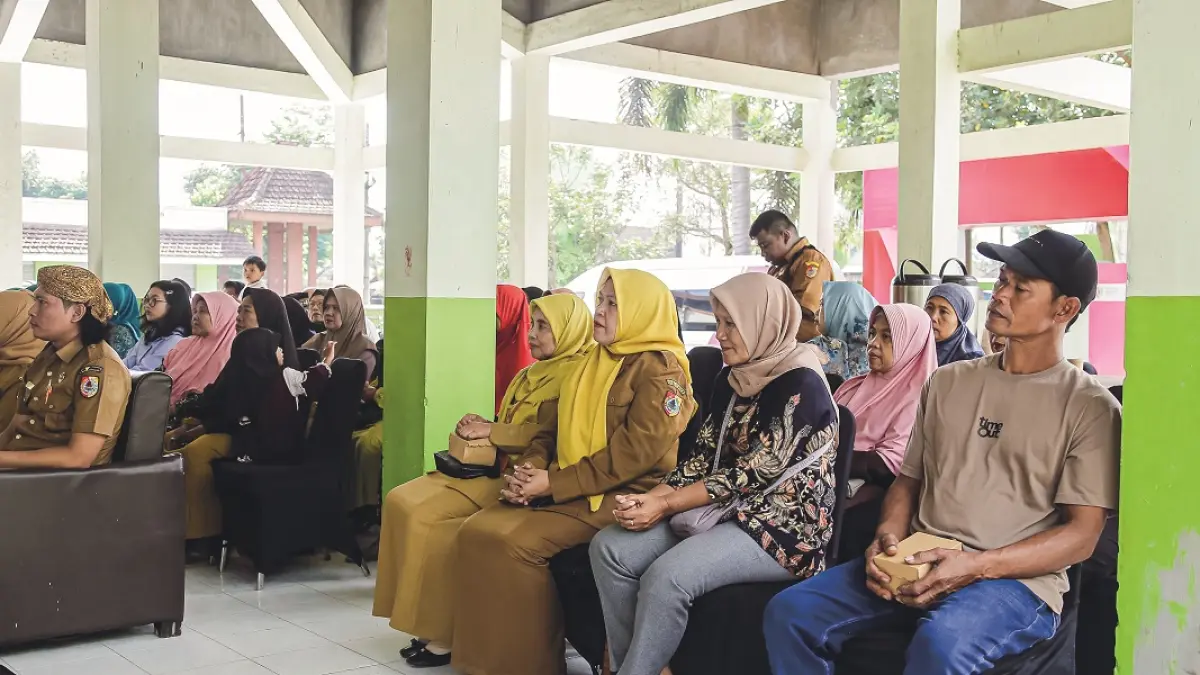 TERLINDUNGI: Pelaksanaan Program Lentera Cinta Pemkab Jember di Desa Glundengan, Kecamatan Wuluhan yang menghadirkan pemberdayaan dan perlindungan keluarga pekerja migran. (DISNAKER)