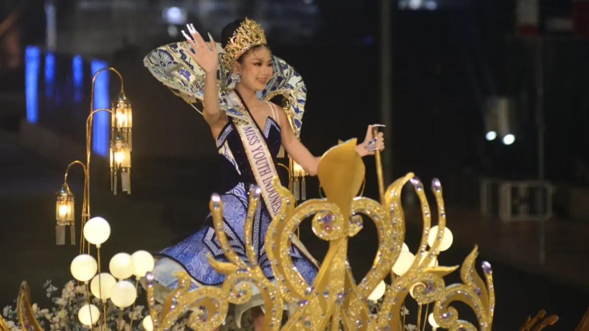  Miss Youth Indonesia 2025, Jollene Ferischea, turut serta memeriahkan JFC Artwear Carnival 2026 pada Sabtu malam (25/7) di Jalan Sudarman, Alun-Alun Jember. Jollene tampil memukau dengan balutan busana karya desainer lokal, Ronie Parero. (SIDKIN ALI/RADAR JEMBER)
