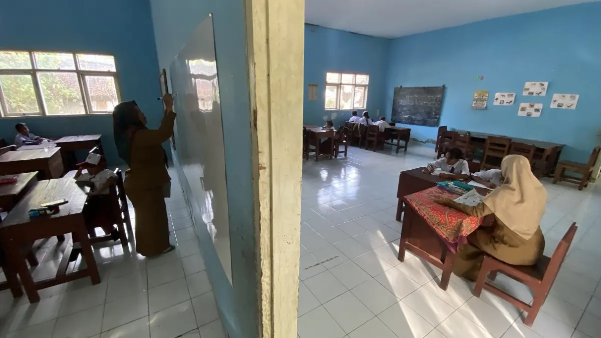 HANYA DUA RUANGAN: Kondisi di dalam salah satu ruang kelas SDN Curahnongko 04 yang harus menampung tiga tingkat kelas sekaligus. (JUMAI/RADAR JEMBER)
