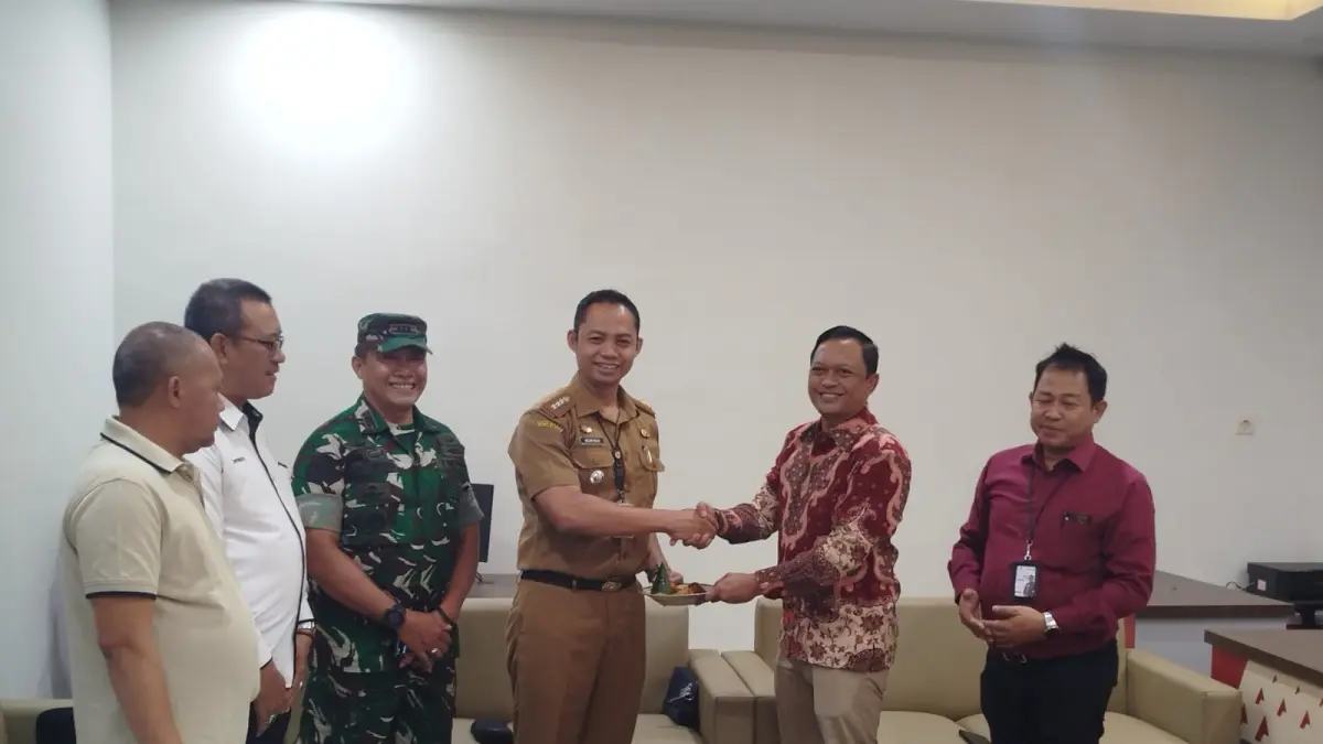 KEMBALI HADIR: Pemimpin Bank Jatim Cabang Jember beserta Forkopimcam Kalisat dalam peresmian dibukanya kembali kantor Bank Jatim Cabang Pembantu (Capem) Kalisat, kemarin (27/7). (DWI SISWANTO/RADAR JEMBER)