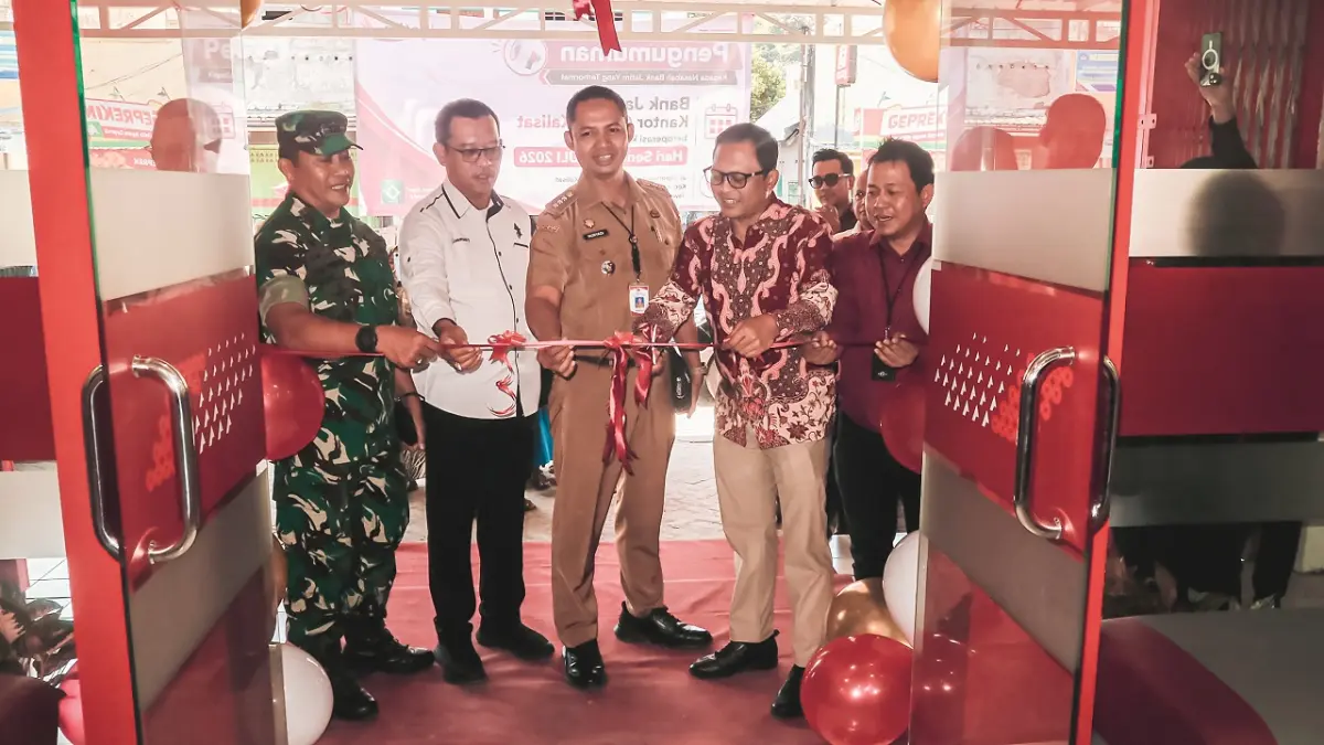 KEMBALI HADIR: Pemimpin Bank Jatim Cabang Jember beserta Forkopimcam Kalisat secara simbolis memotong pita sebagai tanda dibukanya kembali kantor Bank Jatim Cabang Pembantu (Capem) Kalisat. kemarin (27/7). (DWI SISWANTO/RADAR JEMBER)