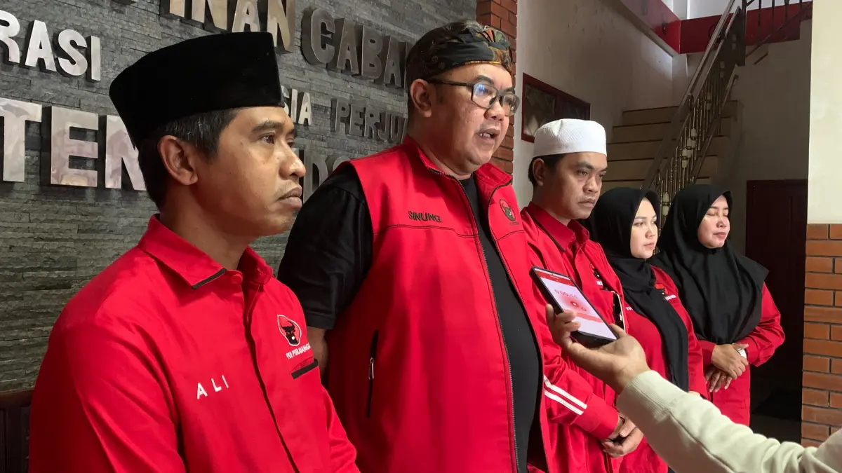 Ketua DPC PDIP Bondowoso, Sinung Sudrajat (dua dari kiri) memberikan keterangan kepada sejumlah awak media.