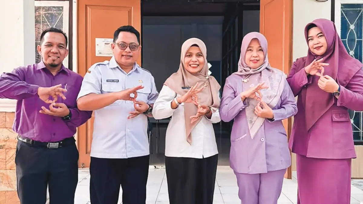 KOLABORASI: RSBS Jember dan SLB Branjangan berfoto bersama setelah jalin kerja sama. (RSBS)