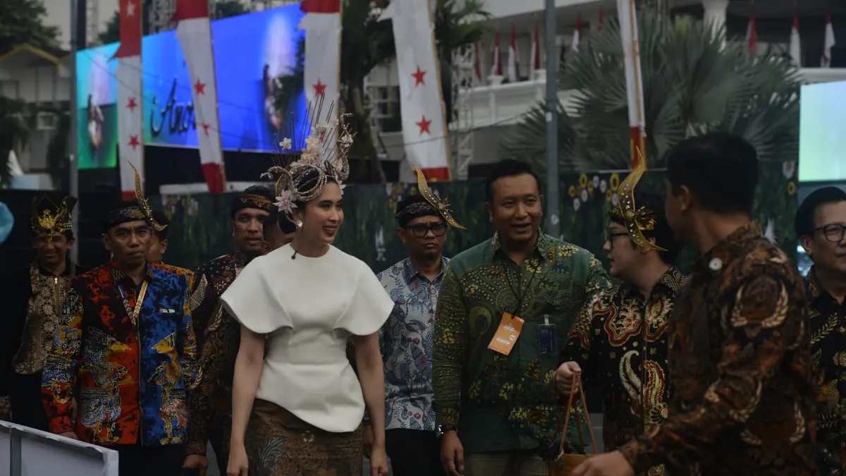 Menpar Widiyanti P. Wardhana saat menyaksikan langsung gelaran Jember Fashion Carnaval (JFC) 2026 di Alun-Alun Jember. (Sidkin Ali/Radar Jember)