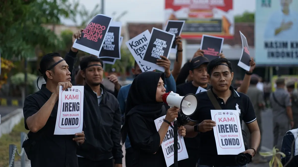 PROTES KERAS: Sejumlah Jurnalis di Bondowoso membentangkan poster tuntutan, dalam aksi bertajuk "Kami Ireng Tapi Bukan Londo" di depan Museum Kereta Api Bondowoso, Senin (27/7). (ILHAM/JPRJ)