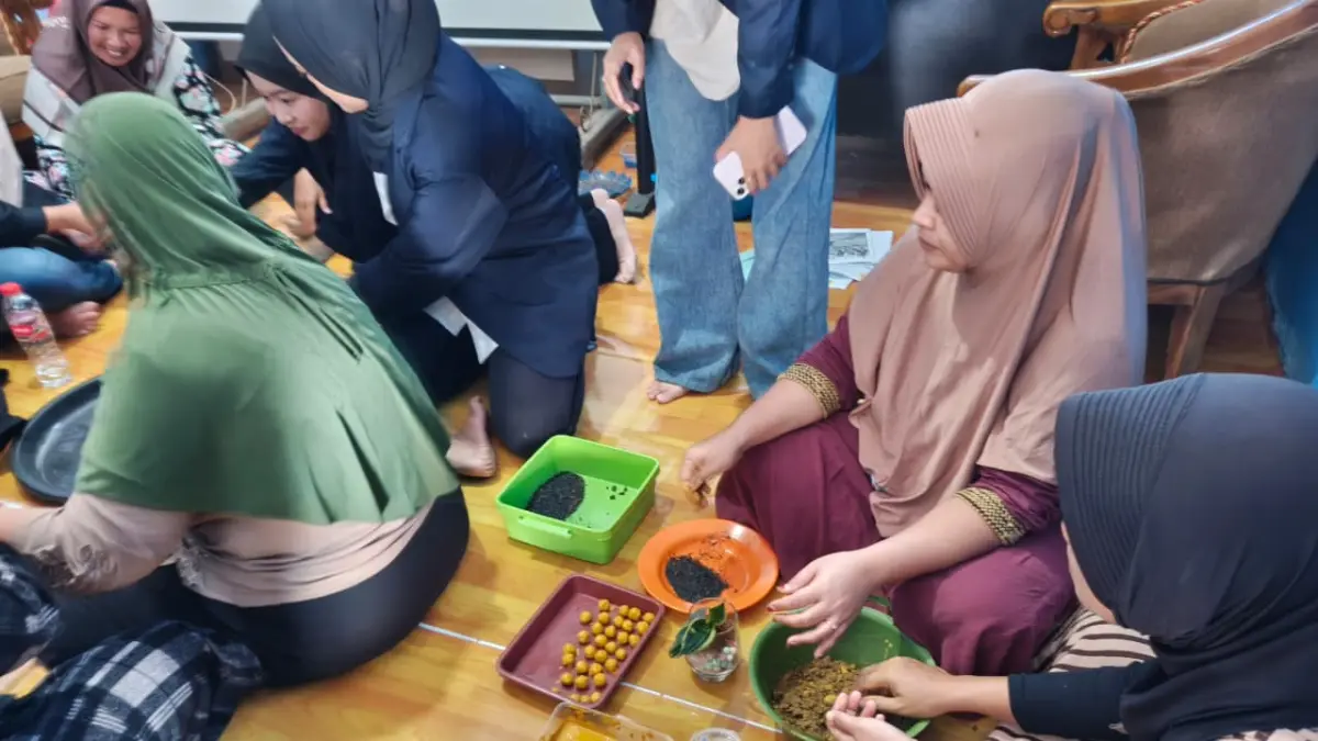 Sekolah Perempuan Bersinar: Dosen Unej Latih Ibu PKK Kalianyar Olah Ampas Tahu Jadi Hydrotone Bernilai Jual