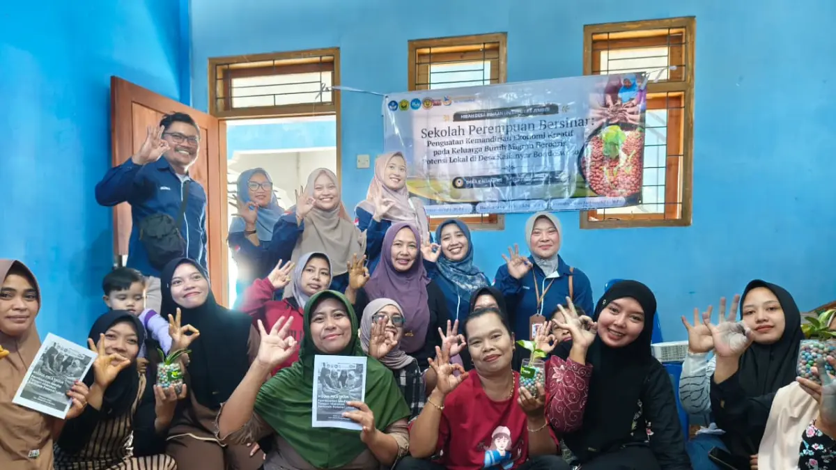 Sekolah Perempuan Bersinar: Dosen Unej Latih Ibu PKK Kalianyar Olah Ampas Tahu Jadi Hydrotone Bernilai Jual