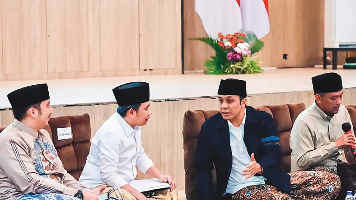 UNDANG ULAMA KONDANG: Momen Gus Kautsar, ditemani Bupati Gus Fawait, saat menjamu lawatan sejumlah ulama kondang di Pendapa Wahyawibawagraha, Minggu malam (26/7). (LSN)