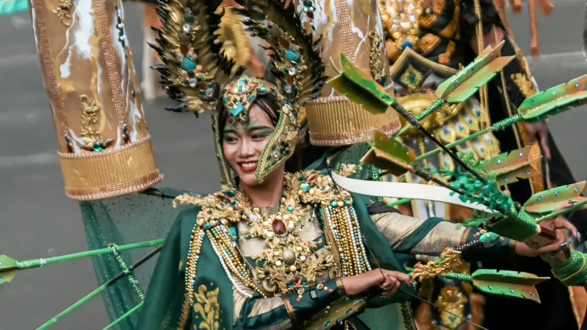 UNJUK KEMAMPUAN: Siswa SR Jember, Halimah Caraisa Humairo unjuk kemampuan berjalan di atas catwalk, di perhelatan JFC 2026. (TRI JOKO S/RADAR JEMBER)
