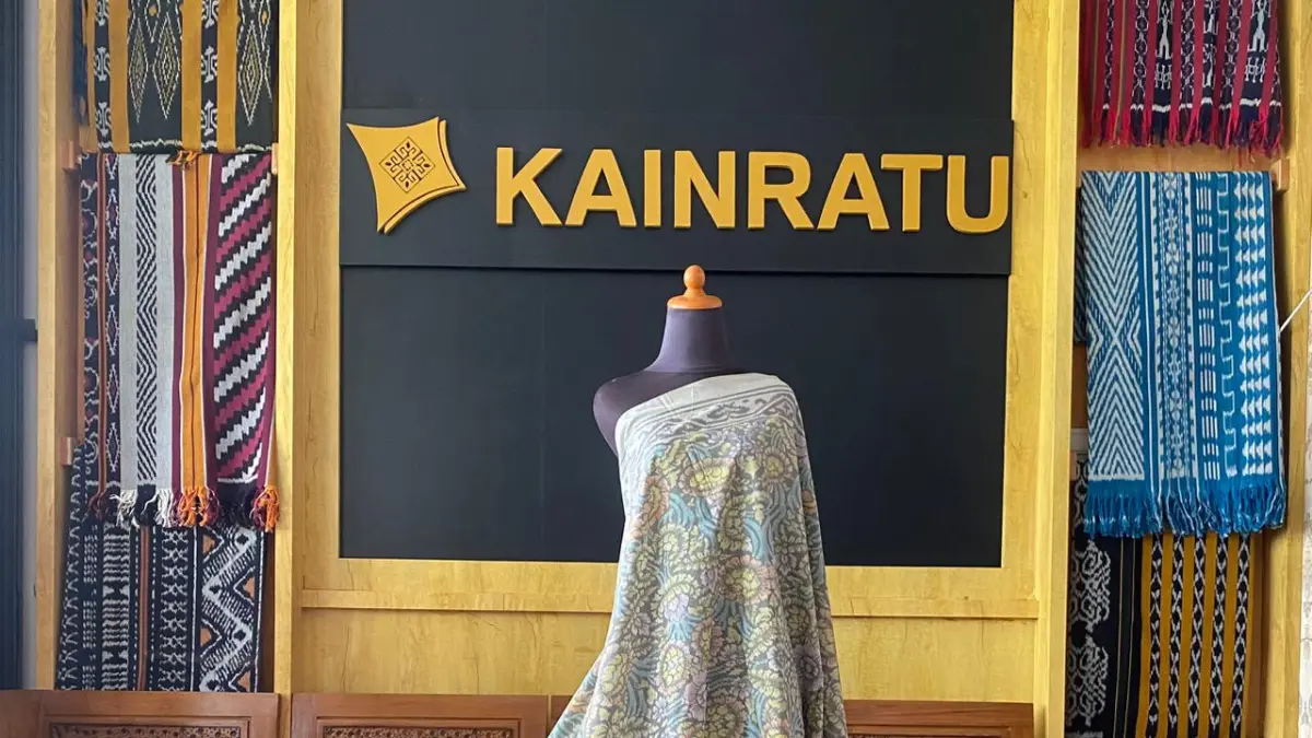 Co-Owner KAINRATU Maria Leoni menuturkan bahwa usaha yang dijalankannya berangkat dari lingkungan keluarga yang telah lama menekuni kerajinan tenun ikat