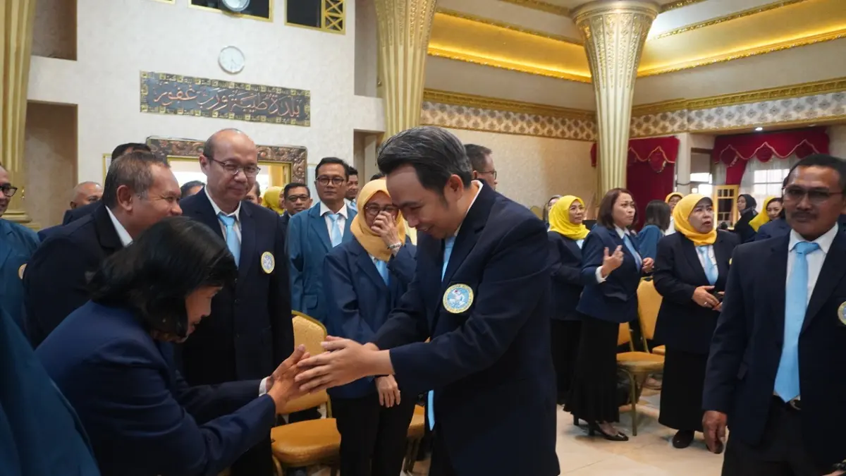 DUKUNG PENUH: Bupati Gus Fawait memberikan selamat kepada sejumlah pengurus IKA Unair, usai pelantikan pengurus IKA Unair Cabang Jember, di Pendapa Wahyawibawagraha Jember, Senin petang (27/7). (MAULANA/RADAR JEMBER)