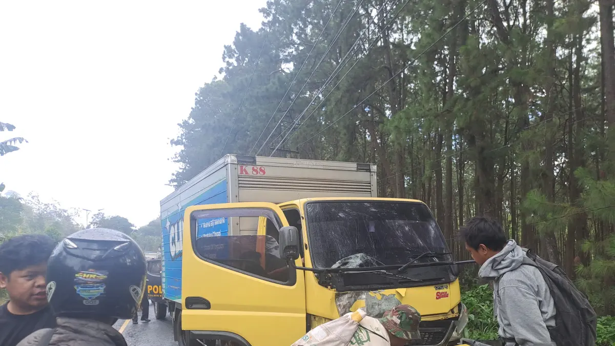 HANCUR: Sepeda motor Kawasaki Ninja tampa plat nomor dikendarai Solikin, 44, warga Desa Sidomulyo, Kecamatan Silo hingga hancur. (Jumai/radarjember)
