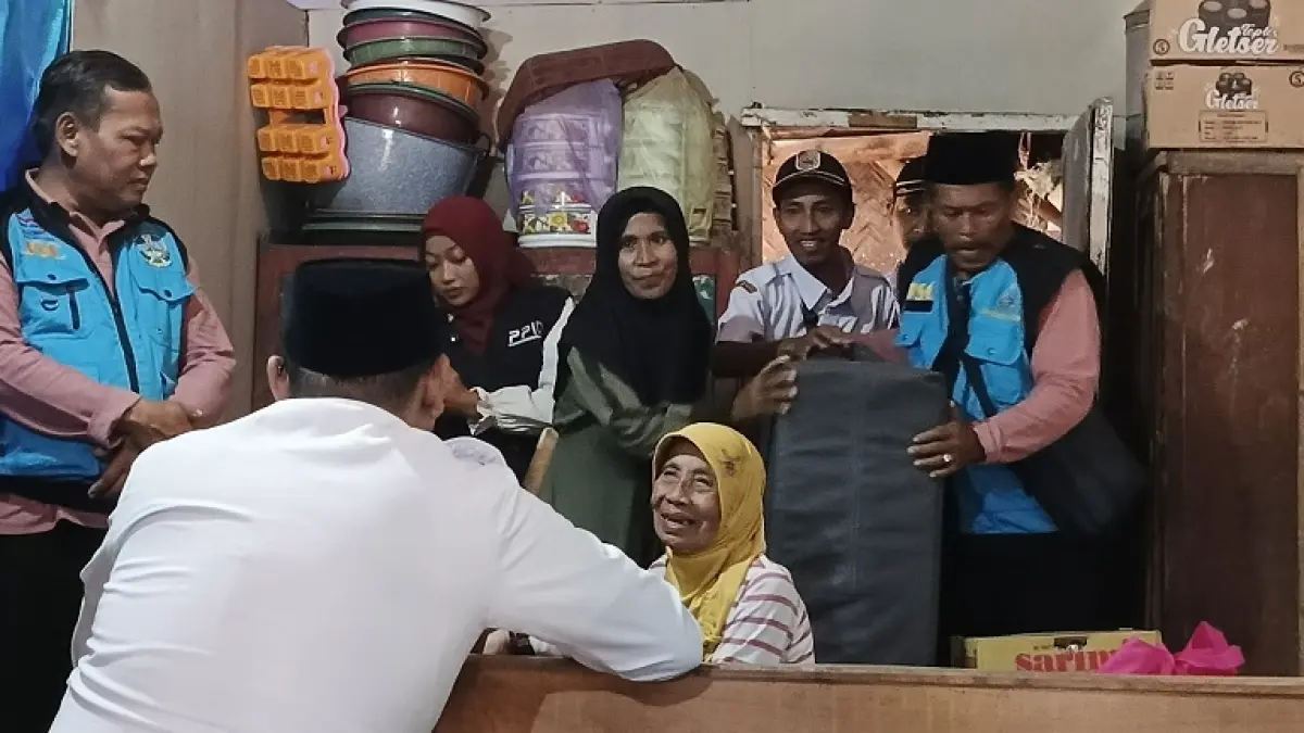 KETUK PINTU RUMAH: Petugas gabungan saat turun ke kediaman lansia tunggal yang masuk dalam kategori Desil 1 dan 2, di Desa Mrawan, Kecamatan Mayang (22/7). (MAULANA/RADAR JEMBER)