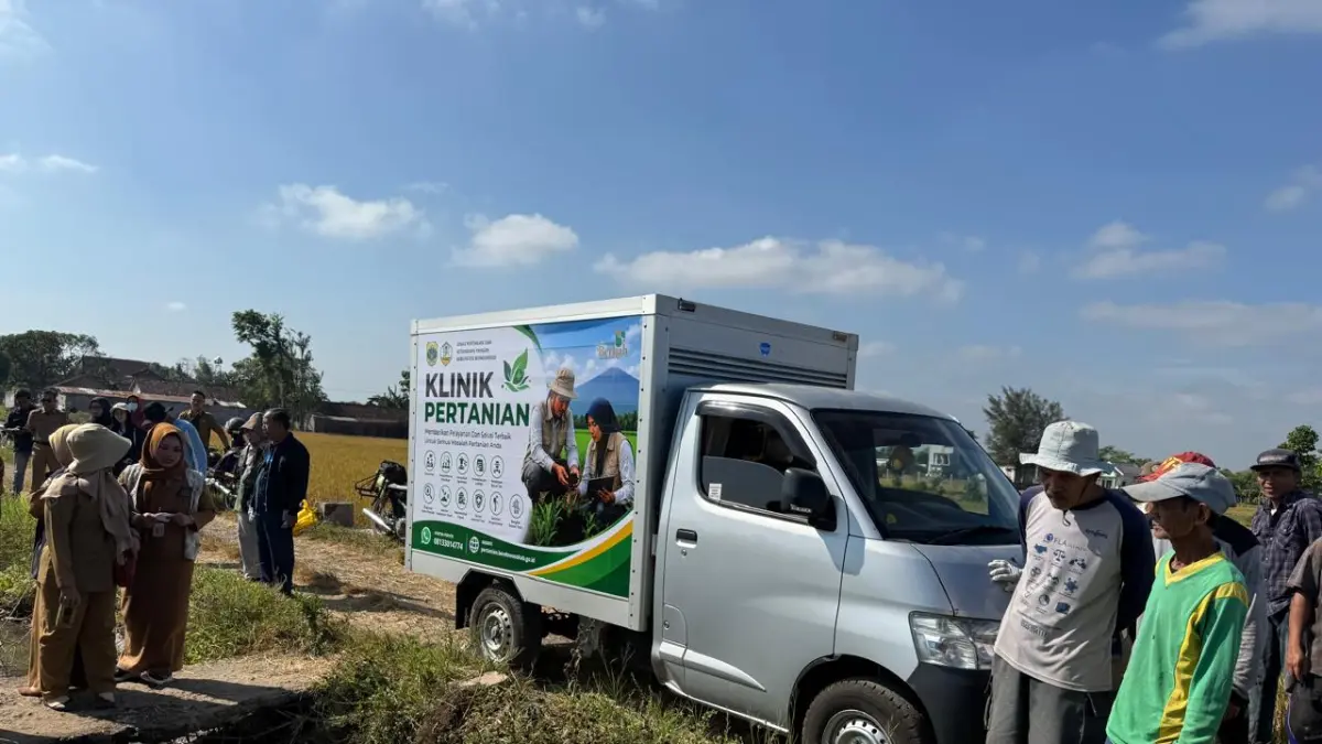 Mobil klinik pertanian saat tibah di sawah warga