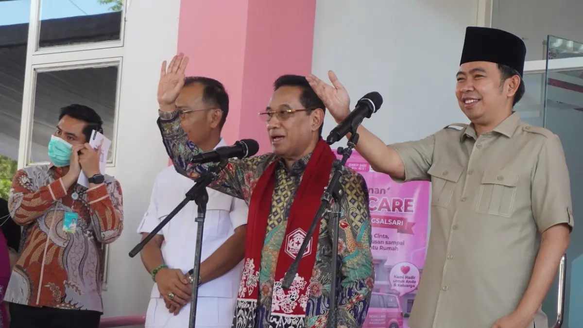 SAMPAIKAN ARAHAN PRESIDEN: Wamenkes Benjamin P. Octavianus ditemani Bupati Gus Fawait, memberikan arahan di sela-sela peninjauan pelayanan pasien TB, di Puskesmas Bangsalsari, Jember, Jumat (24/7). (MAULANA/RADAR JEMBER)