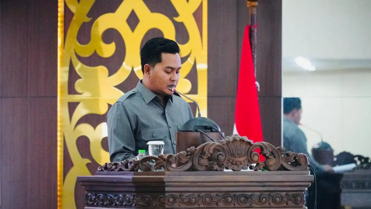 SAMPAIKAN: Juru bicara Fraksi PPP Abu Rizal Abidin saat menyampaikan pandangan akhir, kemarin. (IKBAL/RJ)