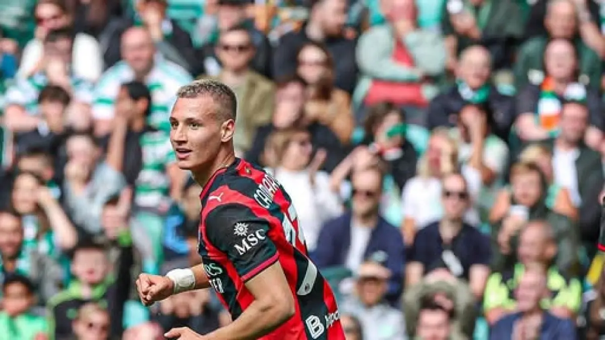 Selebrasi Camarda saat cetak gol ke gawang Celtic