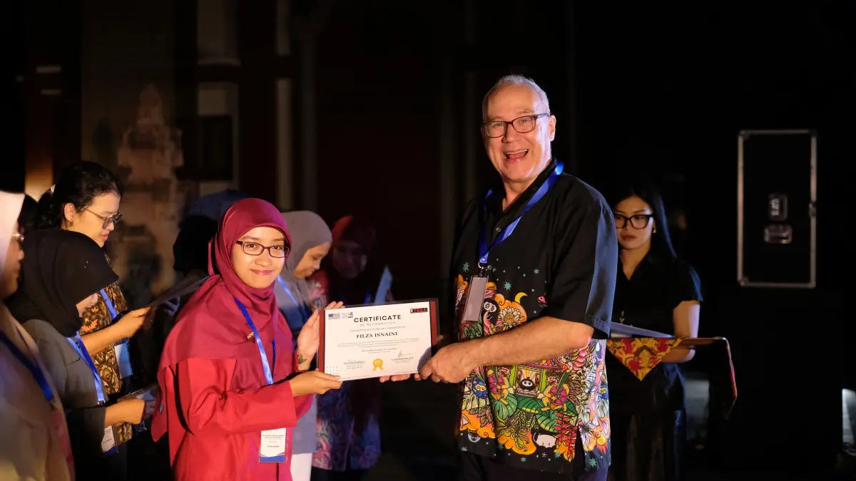 PRESTASI INOVATIF: Filza Nuraini, Guru SMPN 9 Jember (kiri) menerima penghargaan Teacher Grant yang diserahkan oleh Kevin McCaughey, Director Regional English Language Office (RELO) Kedutaan Besar Amerika Serikat di Bali, beberapa waktu lalu. (DOK. PRIBADI FILZA)