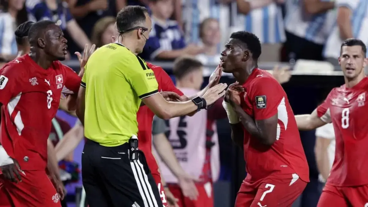 Breel Embolo melakukan protes keras kepada wasit setelah mendapatkan kartu merah. (Rico Brouwer/Soccrates/Getty Images)