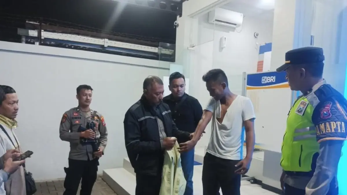DIGAGALKAN: Petugas Kepolisian mendatangi Satpam ATM BRI di Kecamatan Tegalampel, pasca berkelahi dengan terduga pembobol ATM. (NETIZEN)